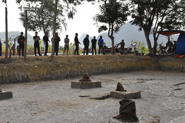 Ảnh: Hàng nghìn người đổ về tham quan bãi cọc gần nghìn năm tuổi vừa phát lộ